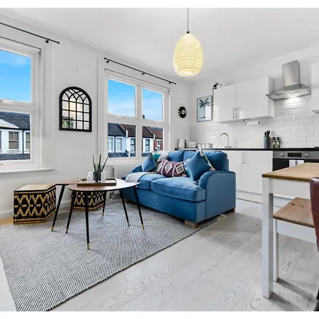 Earth Tones & Greenery: 4Br Flat Sleeps 8 London Exterior photo