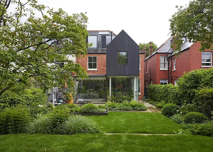Earth Tones & Greenery: 4Br Flat Sleeps 8
